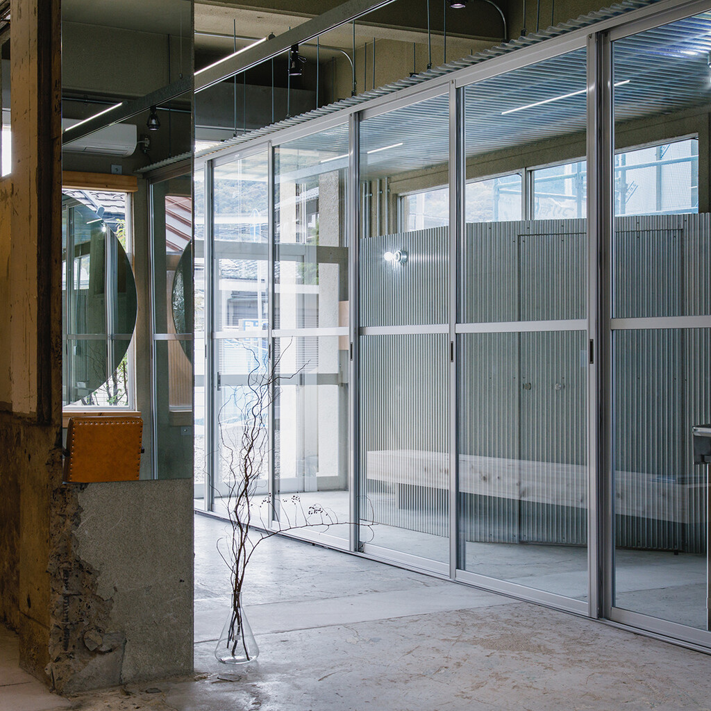 house T / shop O image